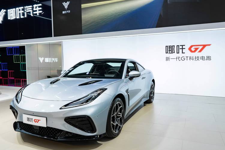 深圳271哪吒汽车在智能汽车领域的表现，领途汽车在新能源汽车市场中的影响力